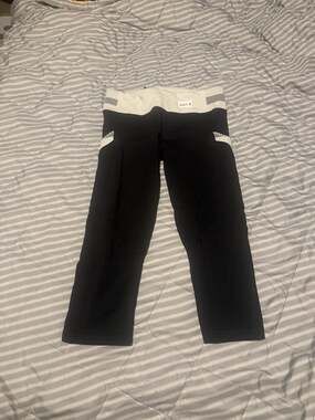 Lululemon Speed Tight Crop Size 4 Black White Running Leggings